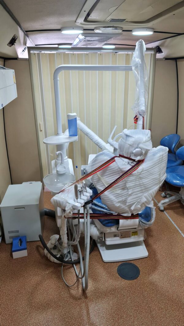 งานดัดแปลงรถบัสโดยสารขนาด 9 เมตร เป็นรถทันตกรรมเคลื่อนที่แบบ 2 เตียงทันตกรรมและ 1 ห้องเอกซเรย์ฟัน บริษัท คิงส์-วิน จำกัด