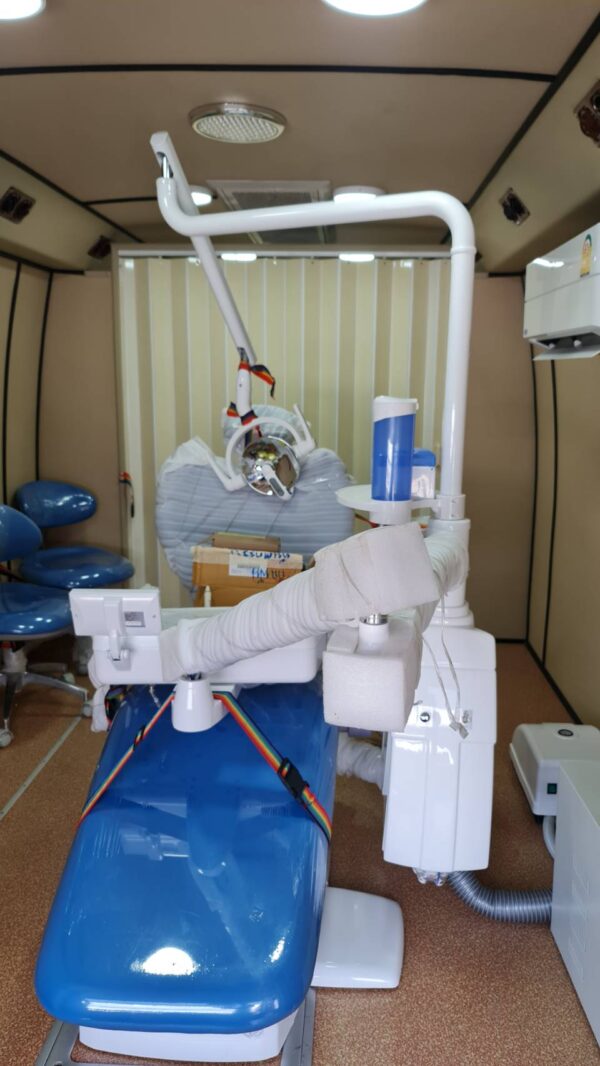 งานดัดแปลงรถบัสโดยสารขนาด 9 เมตร เป็นรถทันตกรรมเคลื่อนที่แบบ 2 เตียงทันตกรรมและ 1 ห้องเอกซเรย์ฟัน บริษัท คิงส์-วิน จำกัด