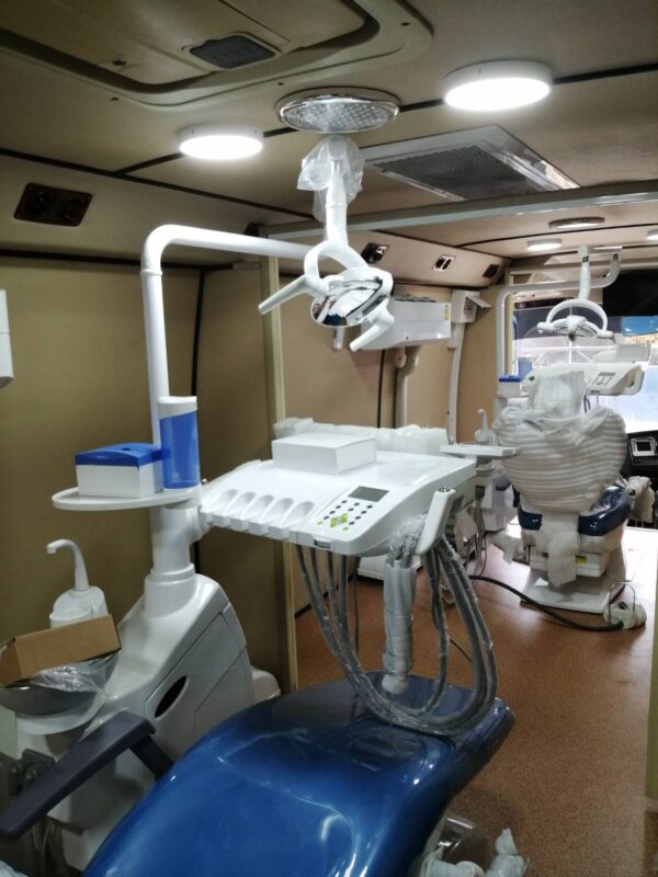 งานดัดแปลงรถบัสโดยสารขนาด 9 เมตร เป็นรถทันตกรรมเคลื่อนที่แบบ 2 เตียงทันตกรรมและ 1 ห้องเอกซเรย์ฟัน บริษัท คิงส์-วิน จำกัด